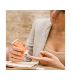 Avène - Crème Solaire Visage Embellissante B-Protect SPF50+ - Peaux Sensibles -Cosmétiques Chic Promos Magasin avene protector solar facial embellecedor b protect spf50 pieles sensibles 3 76953