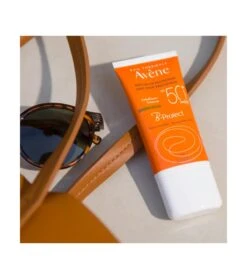 Avène - Crème Solaire Visage Embellissante B-Protect SPF50+ - Peaux Sensibles -Cosmétiques Chic Promos Magasin avene protector solar facial embellecedor b protect spf50 pieles sensibles 4 76953