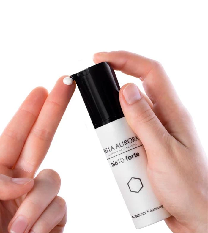 Bella Aurora - Bio10 Forte Soin Intensif Anti-imperfections - Peaux Mixtes à Grasses 2 Bella Aurora - Bio10 Forte Soin Intensif Anti-imperfections - Peaux Mixtes à Grasses – Image 2