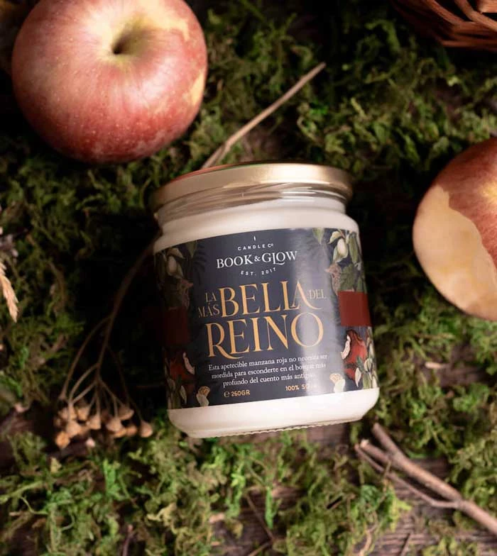 Book And Glow - *Mundos Extraordinarios* - Bougie De Soja - La Más Bella Del Reino 2 Book And Glow - *Mundos Extraordinarios* - Bougie De Soja - La Más Bella Del Reino – Image 2