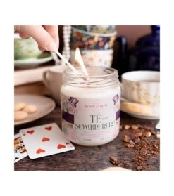 Book And Glow - *Remarkable Worlds* - Bougie De Soja - Thé Avec Le Chapelier -Cosmétiques Chic Promos Magasin book and glow mundos extraordinarios vela de soja vegana te con el sombrerero 5 71788