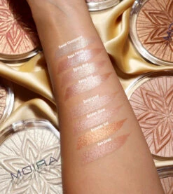 Moira - Poudre Illuminatrice Pour Le Visage Et Le Corps Sun Glow - 004: Fairy Gold -Cosmétiques Chic Promos Magasin moira polvos iluminadores para rostro y cuerpo sun glow 004 fairy gold 3 76184