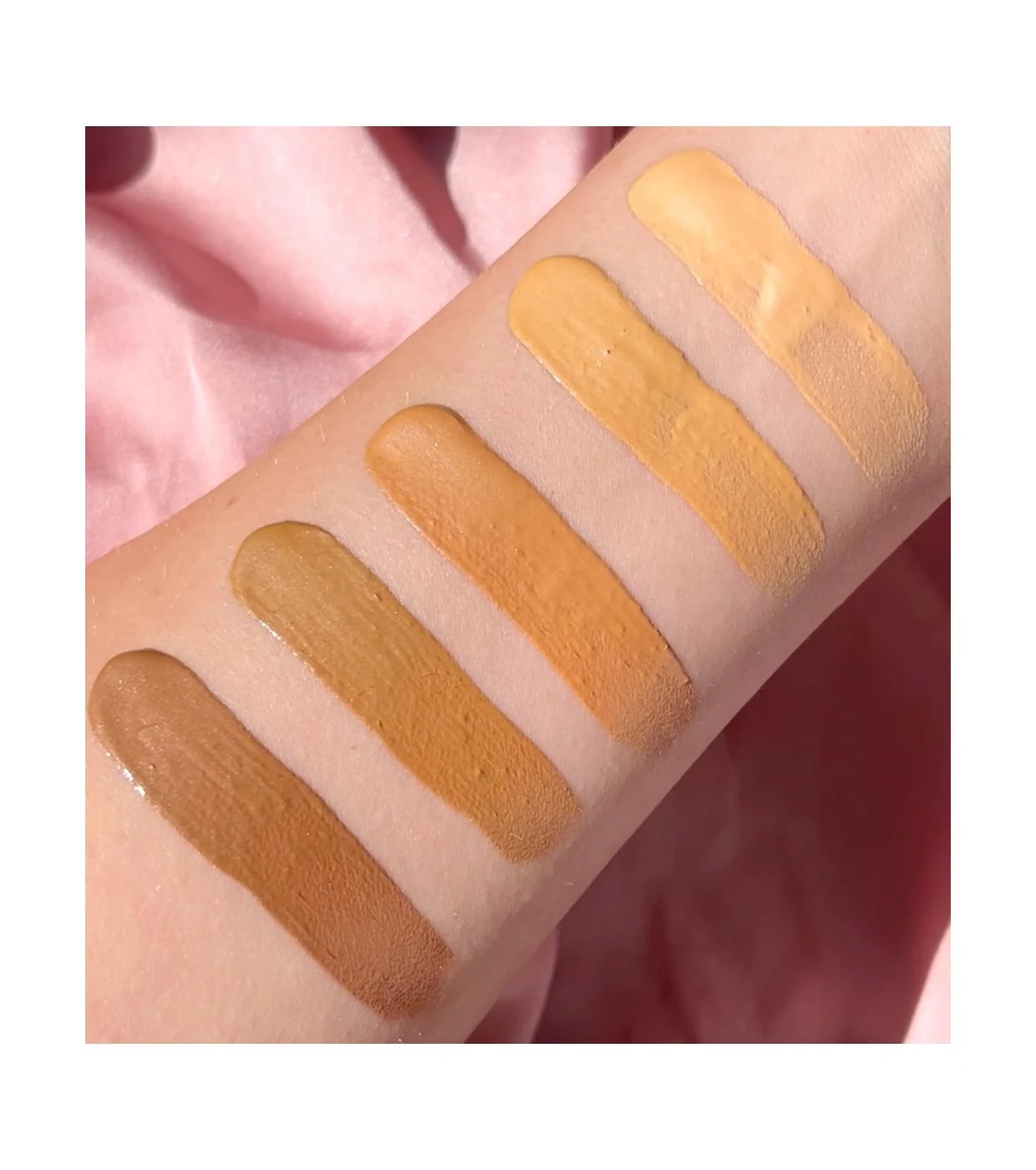 Makeup Revolution Revolution - Fond De Teint Polyvalent Bright Light Face Glow - Gleam Light 4 Makeup Revolution Revolution - Fond De Teint Polyvalent Bright Light Face Glow - Gleam Light – Image 4