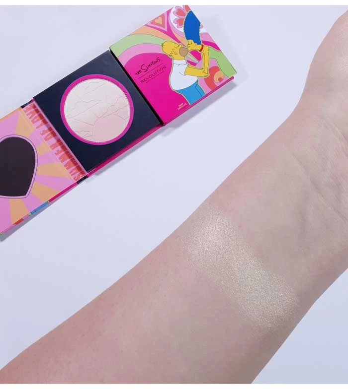 Makeup Revolution Revolution - *The Simpsons Summer Of Love* - Ombre Highlighter - First Kiss 4 Makeup Revolution Revolution - *The Simpsons Summer Of Love* - Ombre Highlighter - First Kiss – Image 4