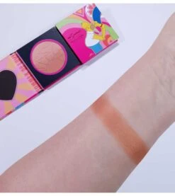 Makeup Revolution Revolution - *The Simpsons Summer Of Love* - Ombre Highlighter - Sunshine -Cosmétiques Chic Promos Magasin revolution the simpsons summer of love iluminador en polvo sunshine 3 68959